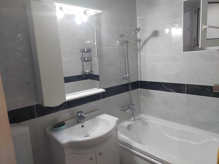 Apartament cu 3 camere decomandat, mobilat în Casa de Cultură