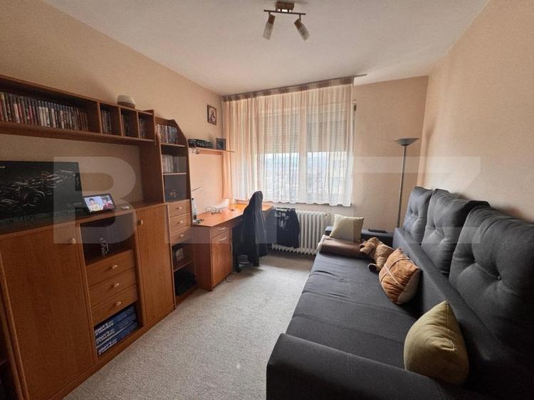 Apartament cu 3 camere decomandat în Podu Roș