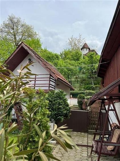 Casă individuală cu 10 camere cu Teren 700 Mp în Exterior Est