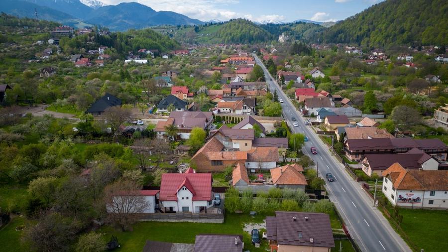 Casă cu 7 camere cu Canalizare în Bran