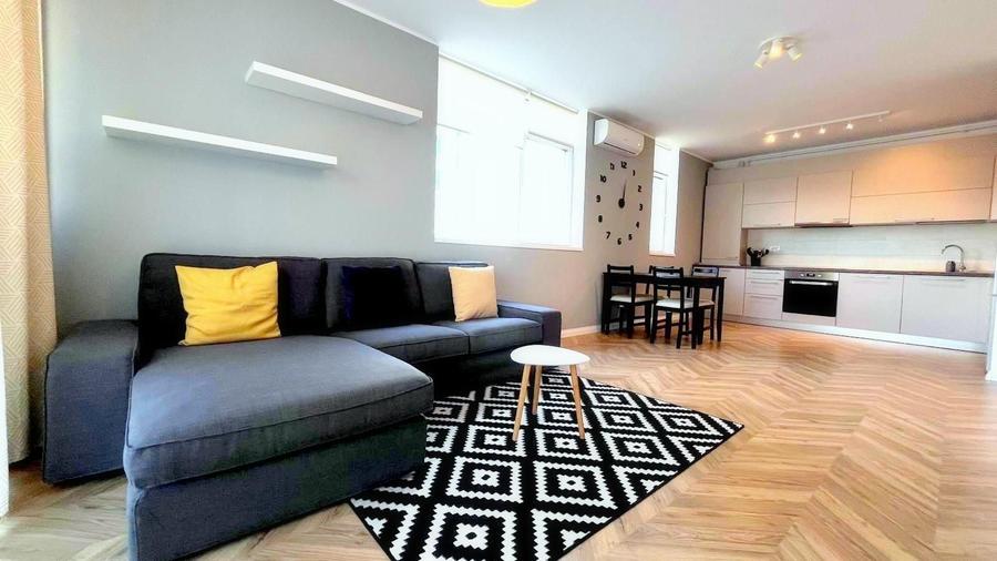 Apartament cu 2 camere semidecomandat, mobilat în Central