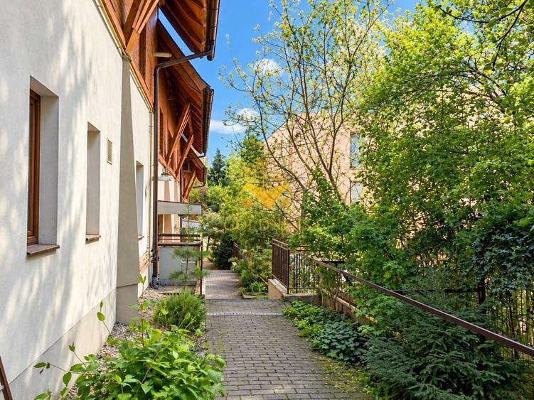 Apartament cu 3 camere semidecomandat, mobilat în Andrei Mureșanu