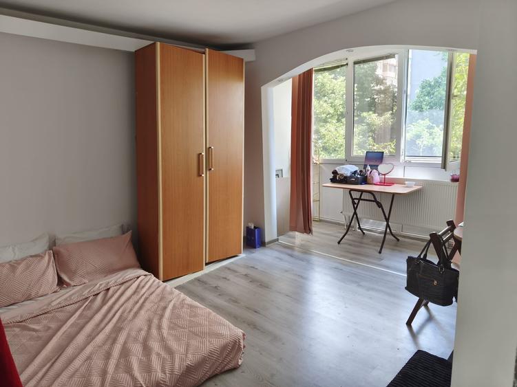 Apartament cu 3 camere decomandat în Drumul Taberei