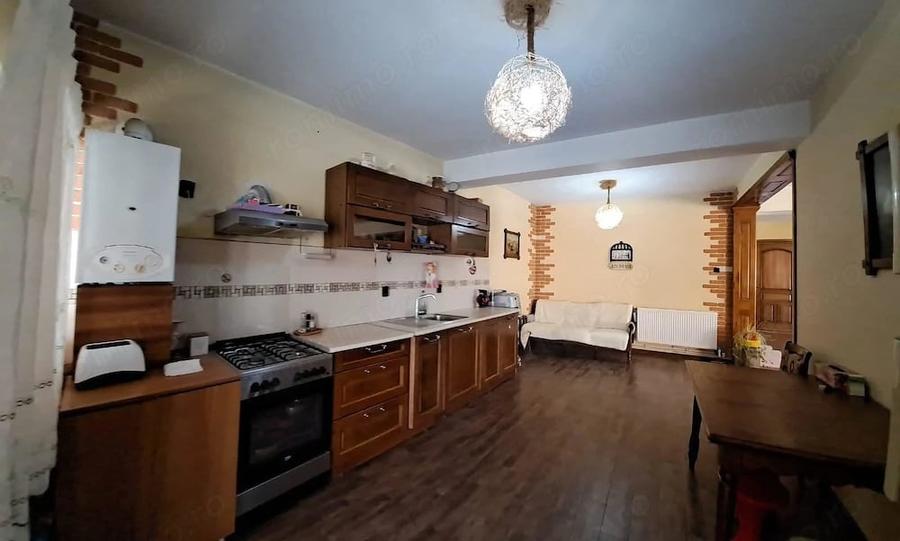 Casă cu 4 camere cu Teren 500 Mp în Central