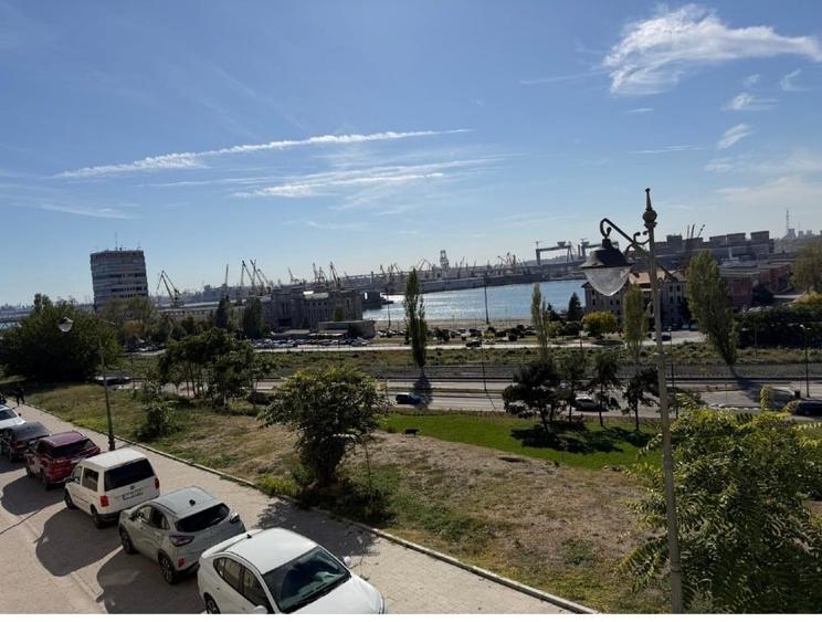 Apartament cu 5 camere decomandat în Peninsula