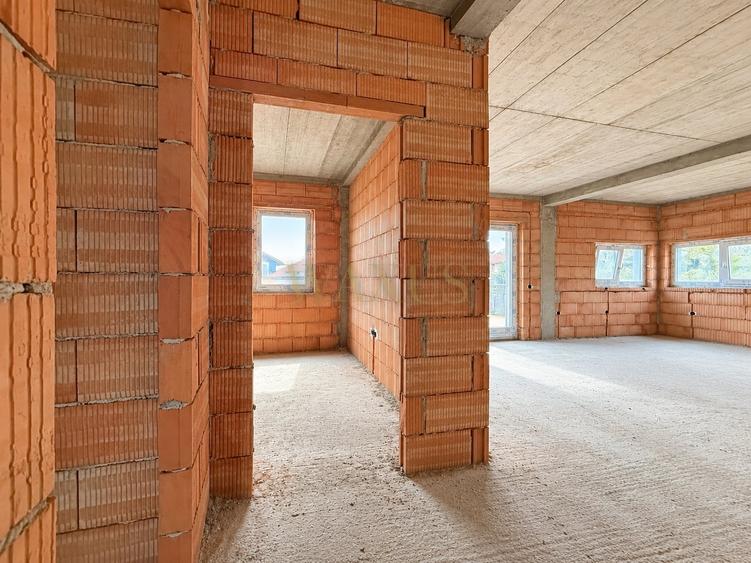 Apartament cu 4 camere semidecomandat în Mărăști