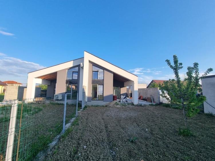 Duplex cu 5 camere cu Canalizare în Ghiroda