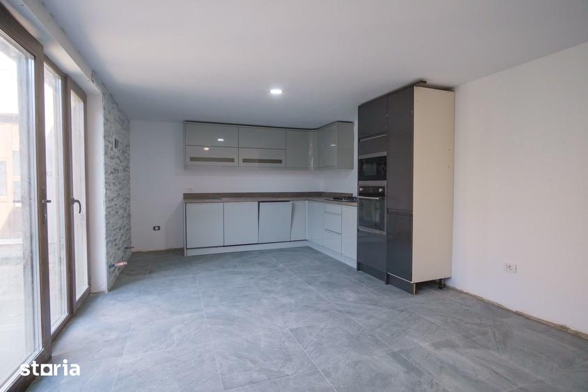 Casă cu 5 camere cu Teren 1352 Mp în Central