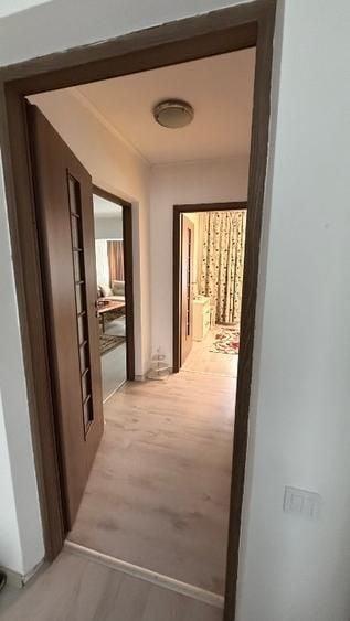 Apartament cu 5 camere decomandat, mobilat în Băneasa