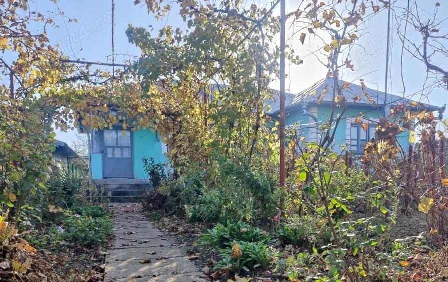 Casă cu 5 camere cu Teren 1820 Mp în Perișor