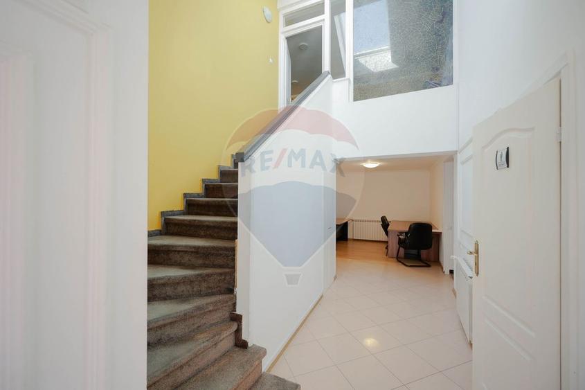 Casă individuală cu 15 camere cu Teren 380 Mp în Decebal