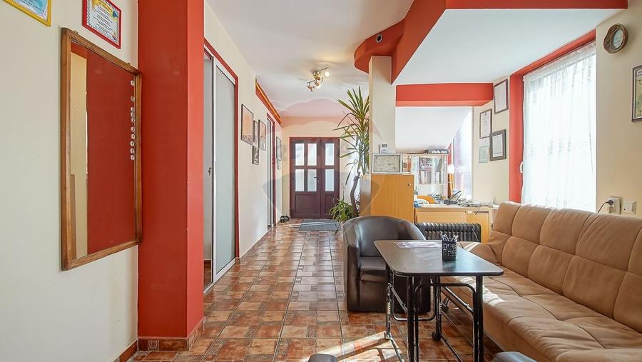 Casă individuală cu 11 camere cu Teren 789 Mp în Florilor