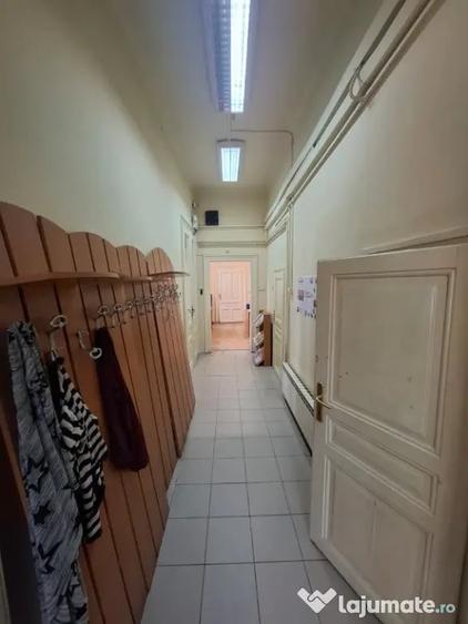 Apartament cu 4 camere semidecomandat în Central
