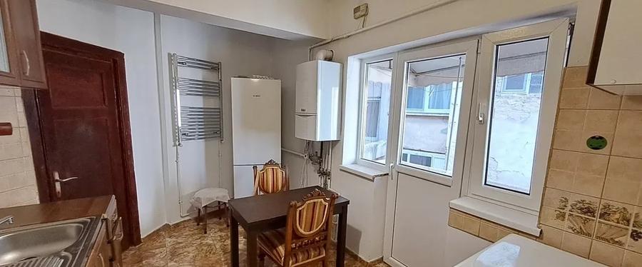 Apartament cu 3 camere semidecomandat, mobilat în Dacia