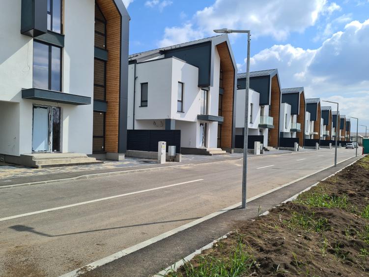 Teren Construcții intravilan de 993 mp, în Odăi