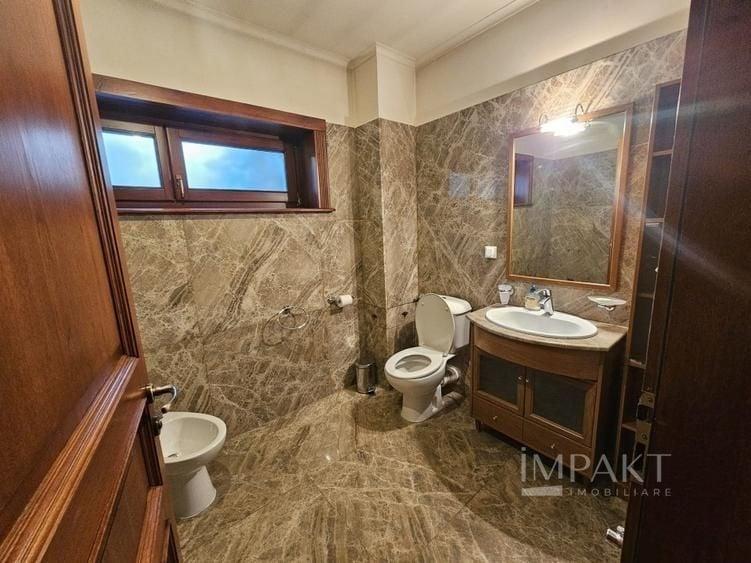 Casă individuală cu 11 camere cu Canalizare în Grigorescu