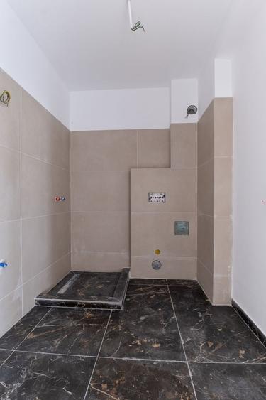 Apartament cu 3 camere semidecomandat în Metalurgiei
