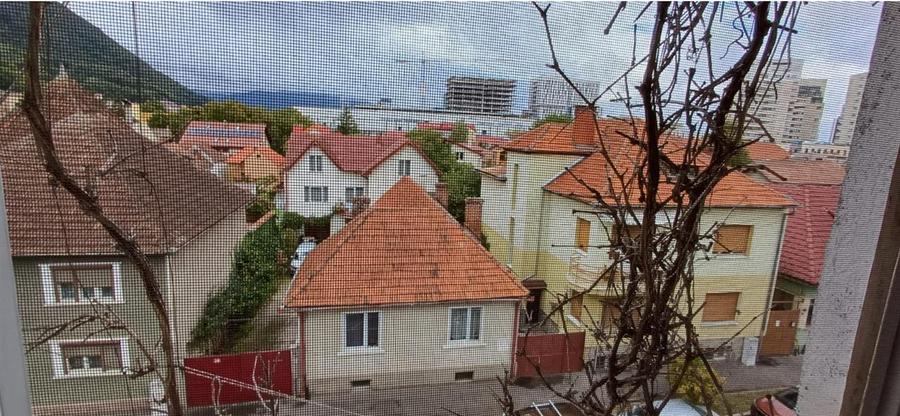 Apartament cu 3 camere semidecomandat în Centrul Civic