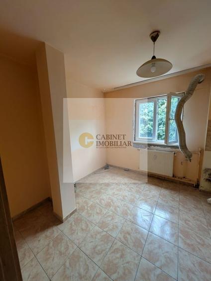 Apartament cu 3 camere semidecomandat în Gorjului