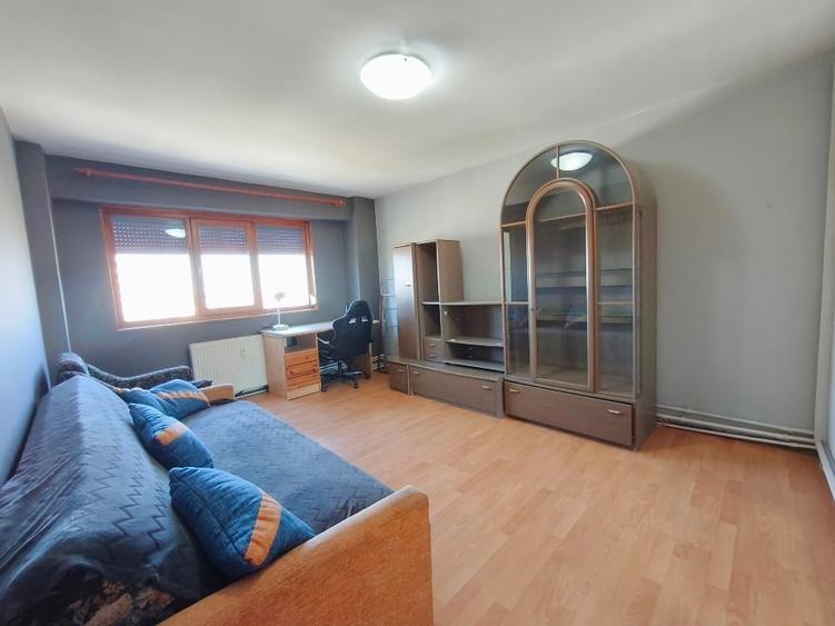 Apartament cu 5 camere decomandat, mobilat în Micălaca