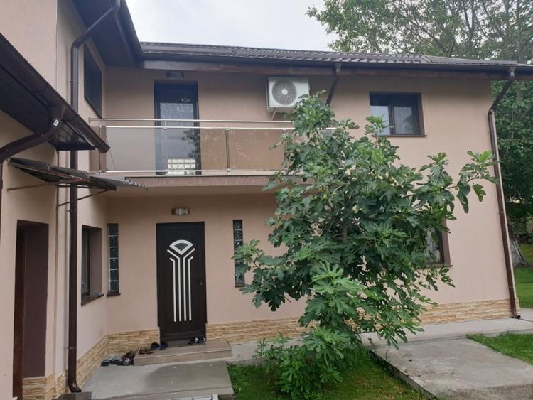 Casă individuală cu 8 camere cu Piscina în Brestei