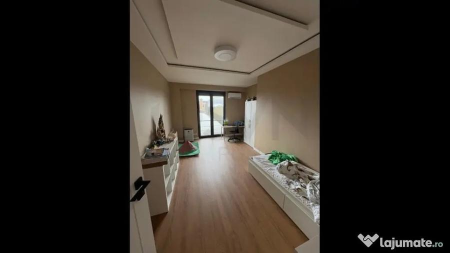 Apartament cu 4 camere decomandat în Sud