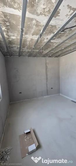 Apartament cu 3 camere semidecomandat în Petros