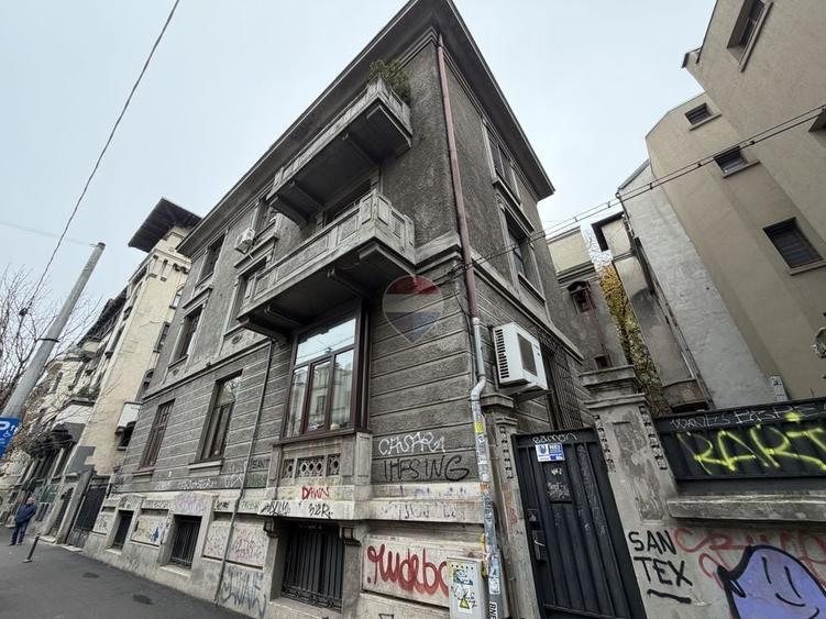 Apartament cu 3 camere semidecomandat în P-ța Romană