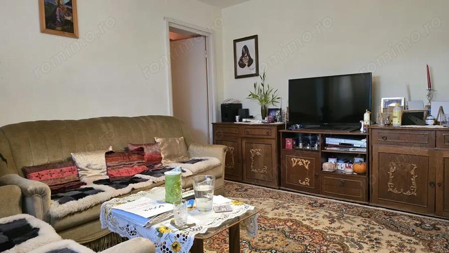 Apartament cu 4 camere semidecomandat în Gojdu