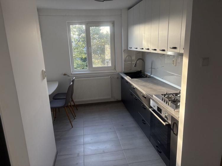 Apartament cu 3 camere decomandat în Exterior Vest