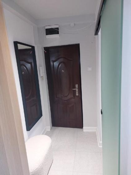 Apartament cu 3 camere semidecomandat, mobilat în Ștefan cel Mare