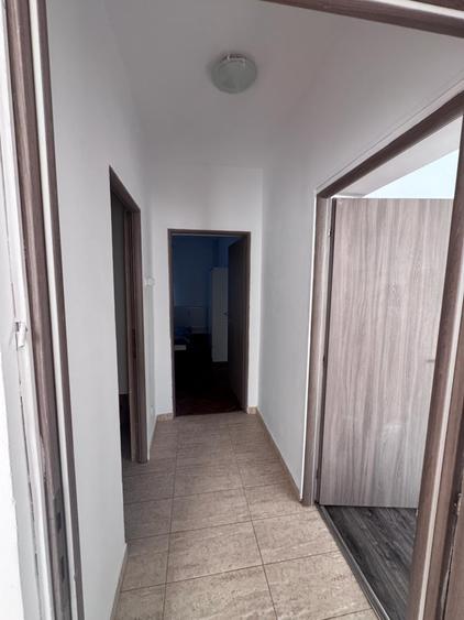 Apartament cu 3 camere decomandat, mobilat în Baba Novac