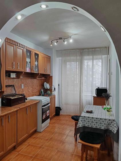 Apartament cu 3 camere semidecomandat, mobilat în Cantemir