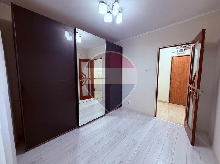 Apartament cu 3 camere semidecomandat, mobilat în Central