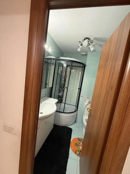 Apartament cu 3 camere semidecomandat în Unirii