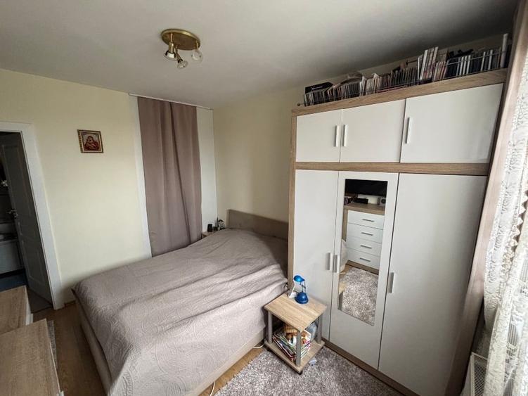 Apartament cu 3 camere semidecomandat, mobilat în Lipovei