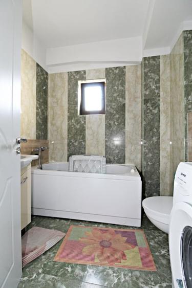 Apartament cu 3 camere semidecomandat în Km 4