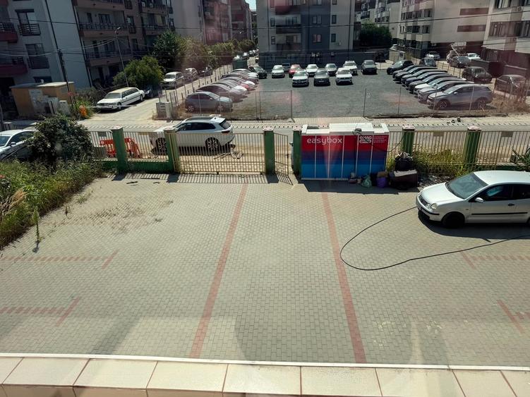 Spațiu comercial, de 650 mp, în Exterior Est