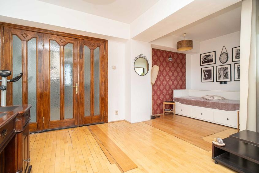 Apartament cu 3 camere, mobilat în Bucium