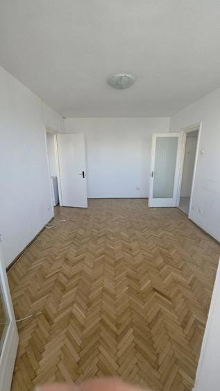 Apartament cu 3 camere semidecomandat în 1 Mai