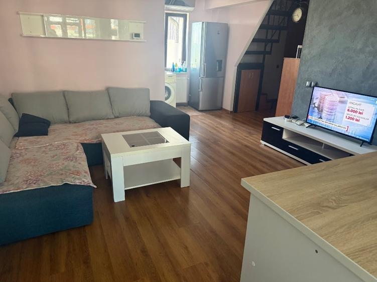 Apartament cu 3 camere decomandat, mobilat în Păcii
