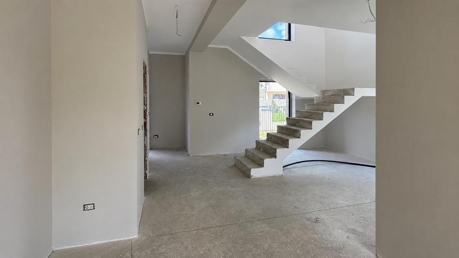 Casă individuală cu 4 camere cu Teren 250 Mp în Tunari