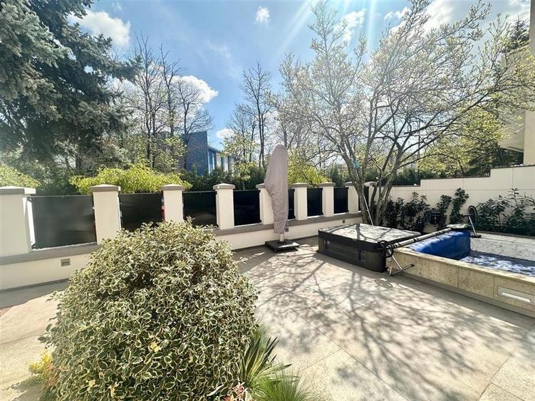 Casă individuală cu 7 camere cu Piscina în Primăverii