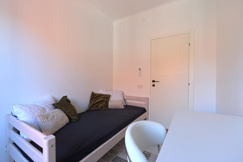 Apartament cu 3 camere semidecomandat în Aviatorilor