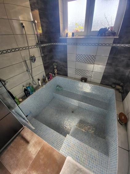 Casă individuală cu 6 camere cu Teren 680 Mp în Central