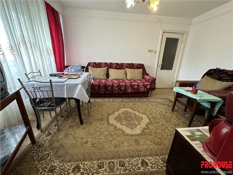 Apartament cu 3 camere semidecomandat în Alecu Russo