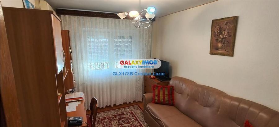 Apartament cu 4 camere semidecomandat în Crângași