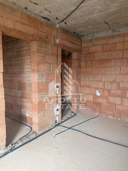 Casă cu 8 camere cu Teren 278 Mp în Bazoș