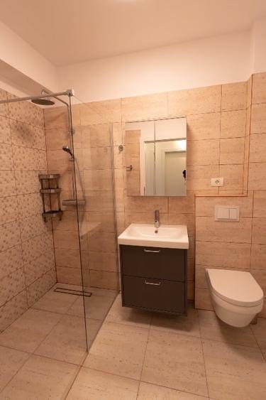 Apartament cu 2 camere decomandat, mobilat în Central