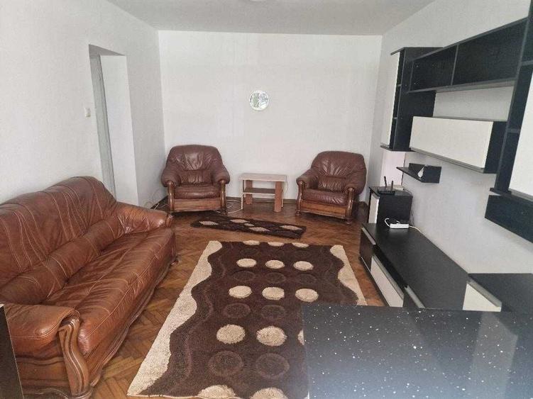 Apartament cu 3 camere semidecomandat în Central